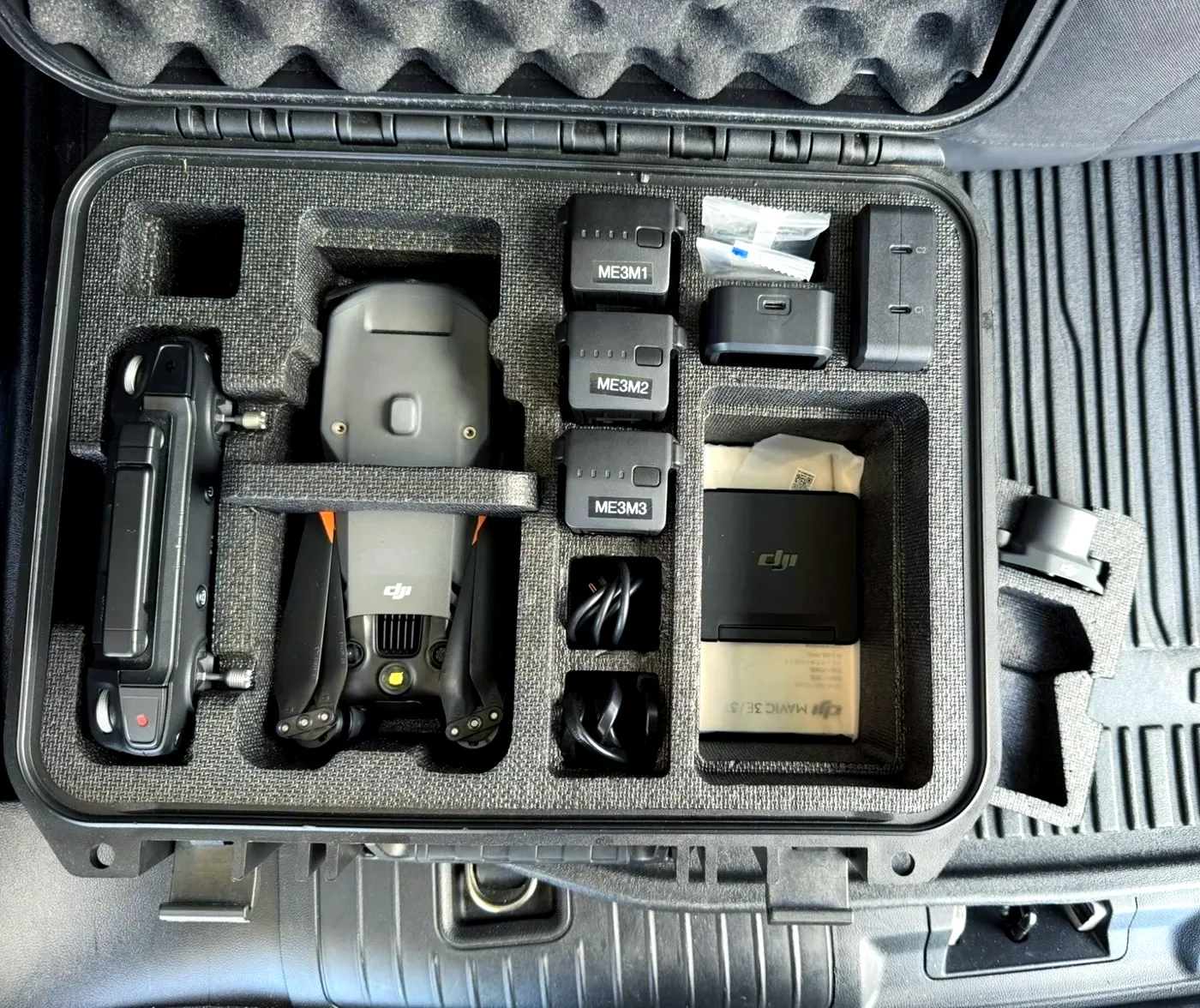 DJI Mavic 3 Enterprise con control remoto y baterías en su estuche