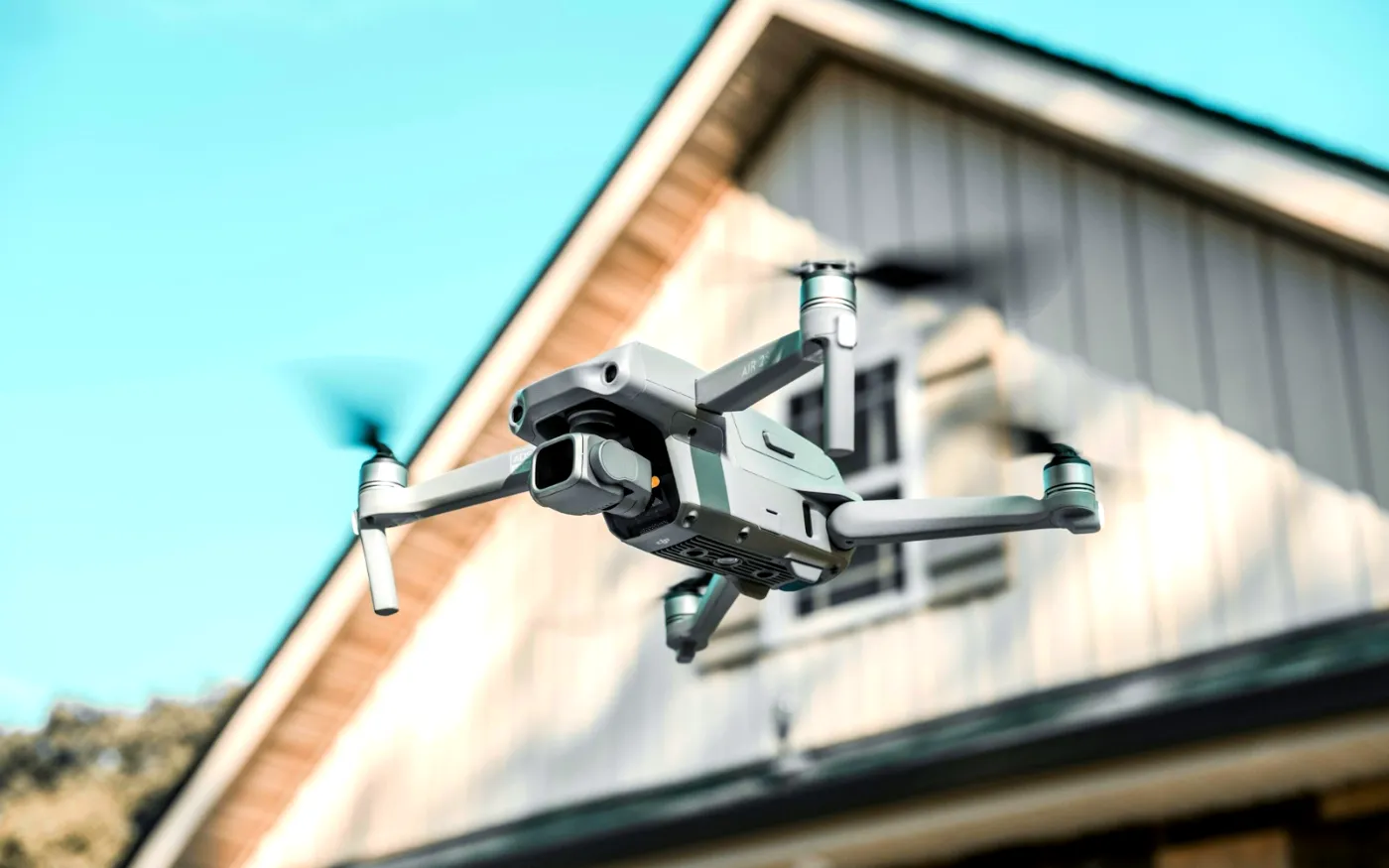 Dron inspeccionando el techo y la fachada de una casa