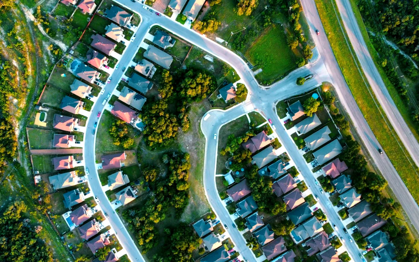 Vista aérea cenital de una urbanización con calles y lotes