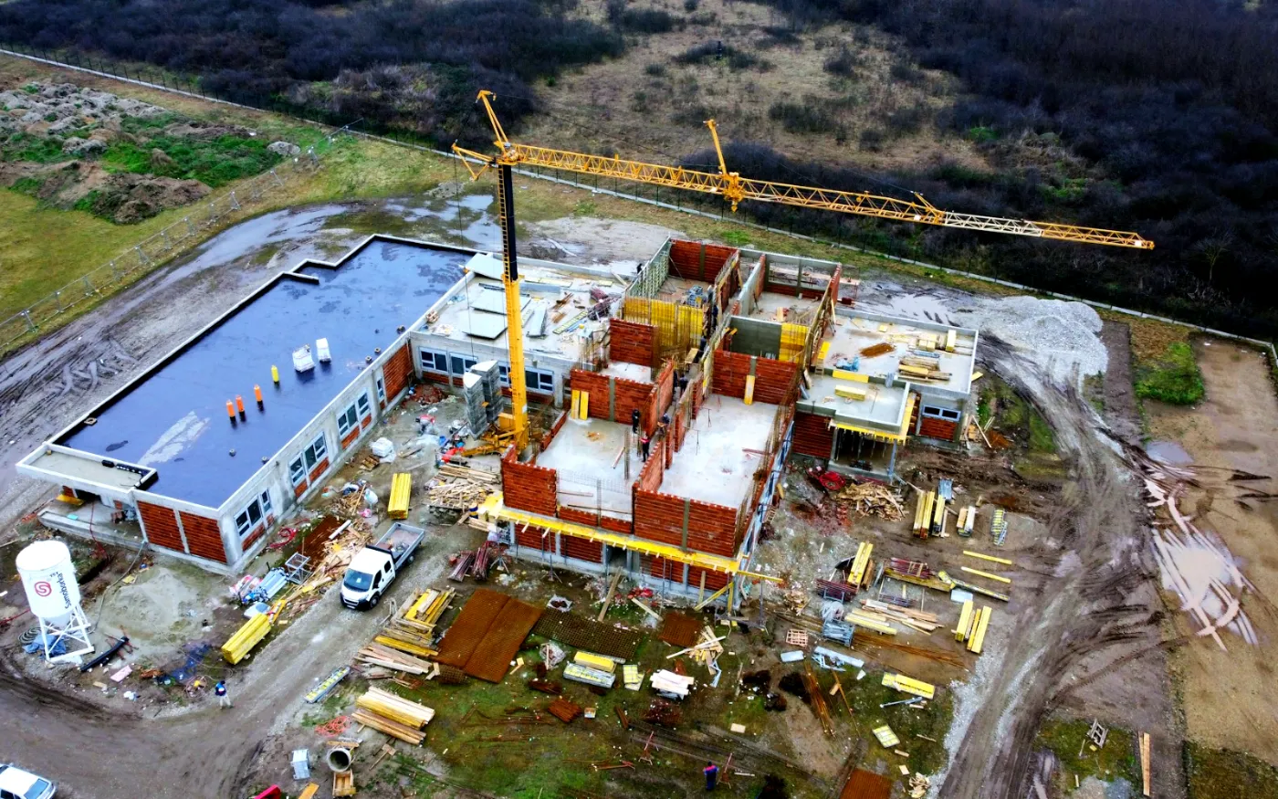 Vista aérea de un edificio en construcción con grúa