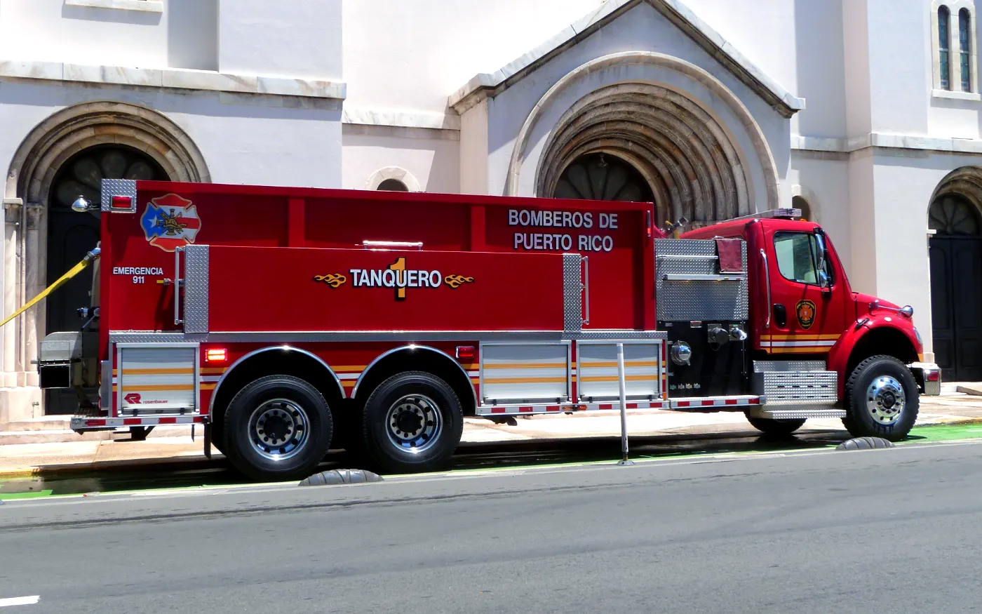 Camión tanquero del Negociado del Cuerpo de Bomberos de Puerto Rico